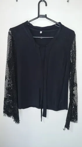 Blusa preta com mangas de renda