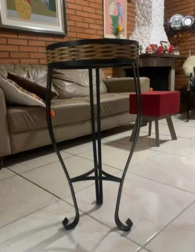 Leia descrição. Mesa lateral 