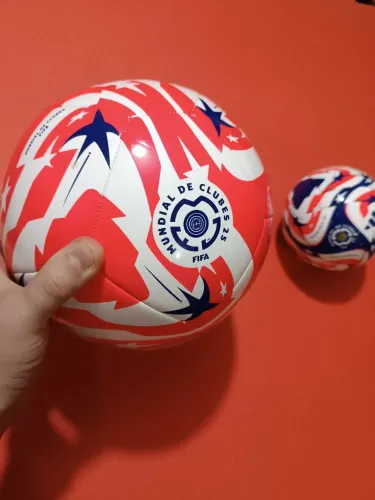 São 2 bolas do Mundial FIFA de clubes 2025