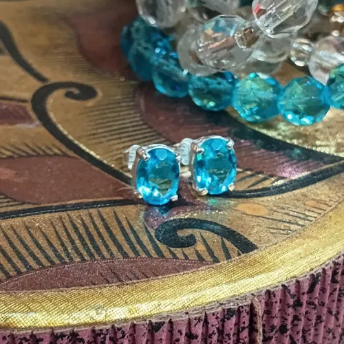 Brincos com topázios azuis lapidados e armação de prata