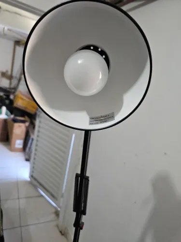 Luminária articulada de chão. Da Leroy Merlin.