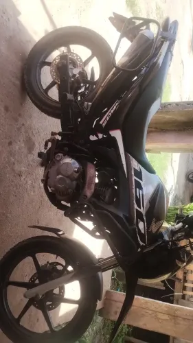 Vende se essa linda moto, toda em dias e quitada. Não tem multa IPVA pago. Único dono.