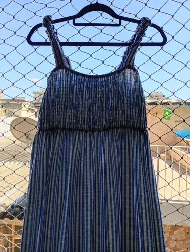 Vestido com listras azul e branco com alças