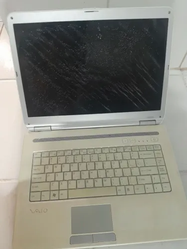Notebook VAIO com tela danificada - Peças ou conserto
