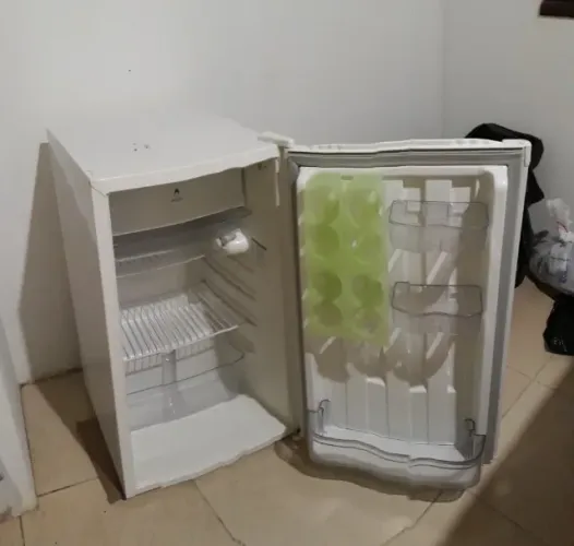 Frigobar Consul branco grande de 117L semi novo pouco uso bem conservado