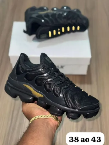 Tênis Nike Air VaporMax Plus Preto e Dourado