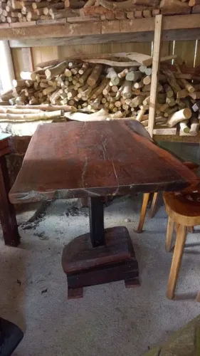 Mesa de madeira maciça