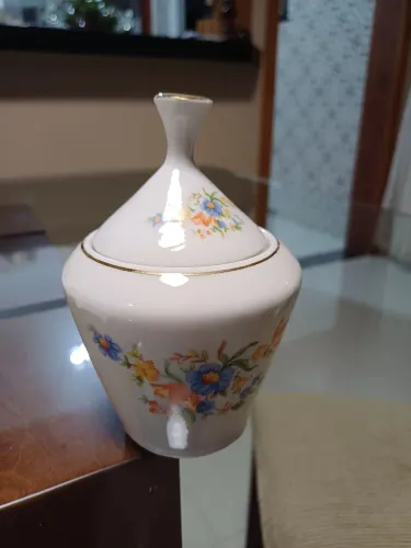 Porcelana Pozzani. Açucareiro.  Antiguidade 