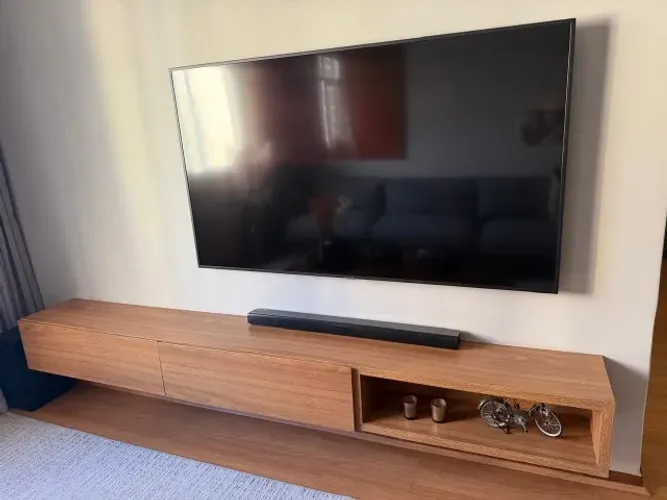 Hack TV em MDF madeirado com 2 básculas invertidas e 1 nicho med. 250(la)x25(a)x30(p)cm