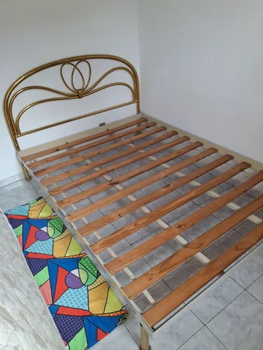 Cama de ferro clássica e vintage