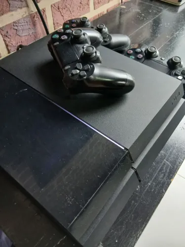 PS4 C/ TRÊS CONTROLE
