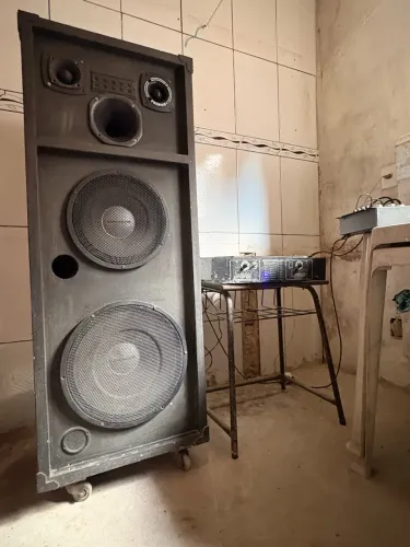 Vendo Caixa de som com mesa e a forç