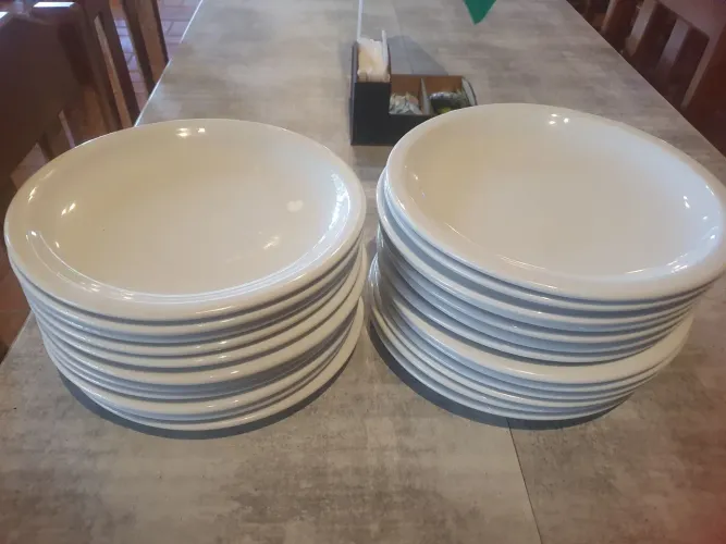 Pratos de porcelana novos, 25cm