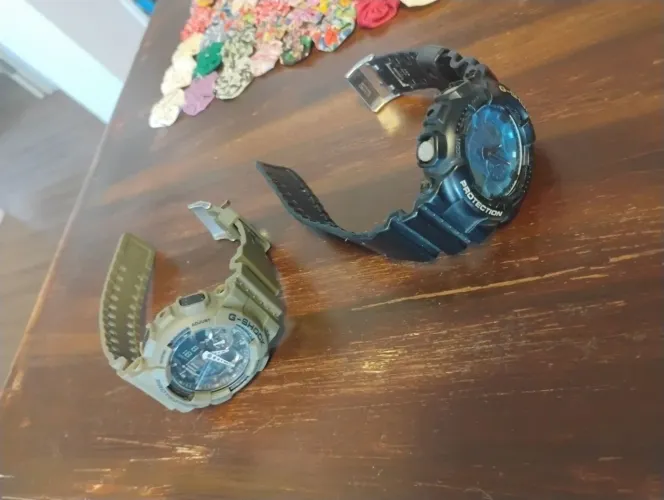 Dois relógios Casio G-Shock originais.