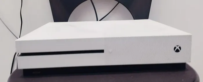 XBOX ONE S 1Tb + 01 Controle Original com Jogos instalados