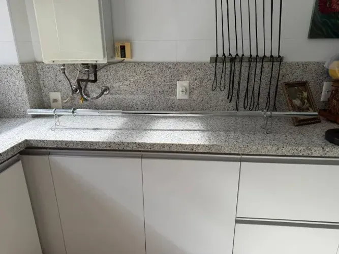 Barra para musculação com 49kg de anilhas academia
