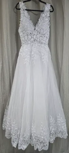Vestido de noiva NOVO com véu bordado
