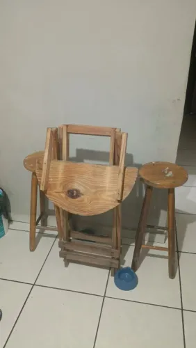 Mesa dobrável com duas banquetas