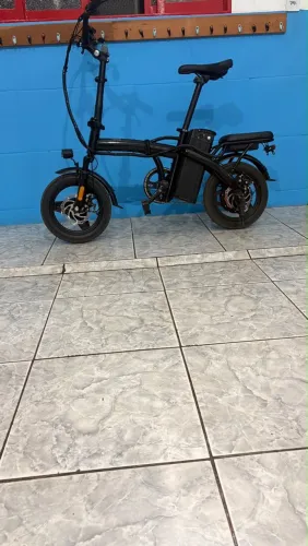 Bicicleta elétrica roda 30 a 35 km com uma Carga