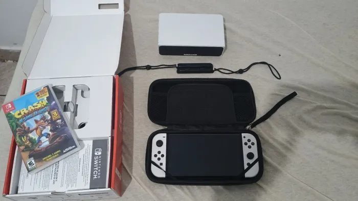 Nintendo Switch OLED Completo + Jogo Crash Trilogia + Case | Original na Caixa