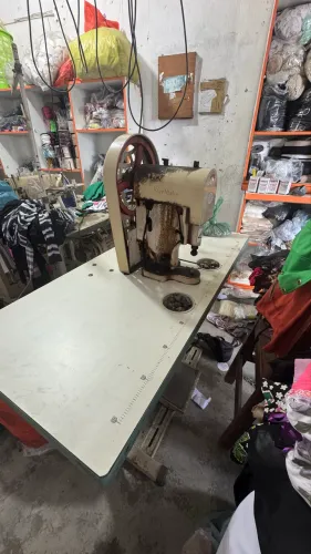 MÁQUINA DE PREGAR BOTÕES E ILHÓS