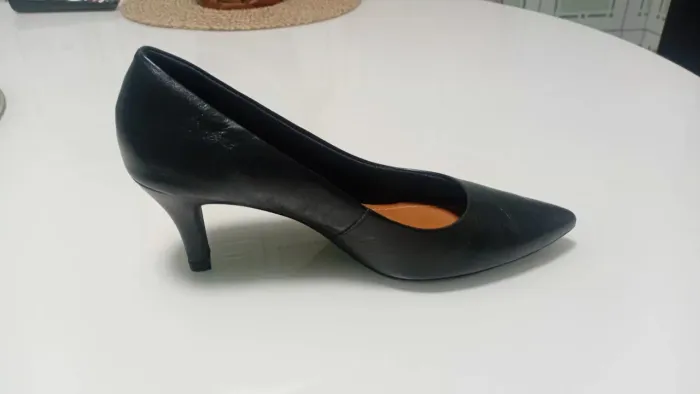 scarpin preto salto alto bico fino 35