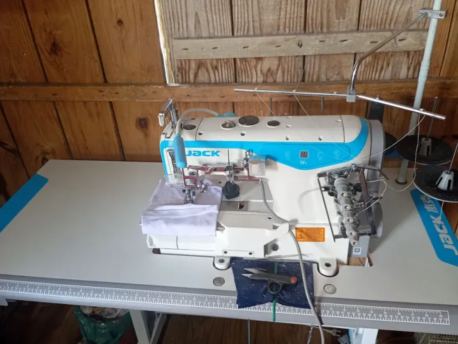 Maquina de costura Jack semi nova