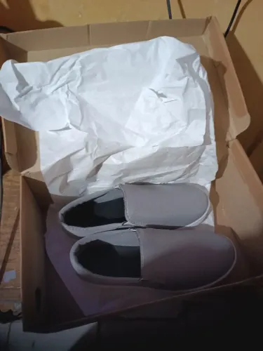 Vendo sapatênis cor cinza prata n°36/37 na caixa