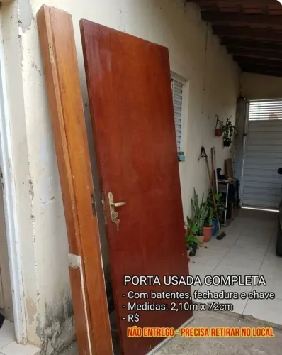 Porta de Madeira Completa (Usada) - R$200