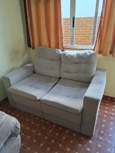 Sofá bege, dois lugares.