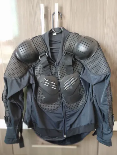 Colete de proteção para motociclista com armadura