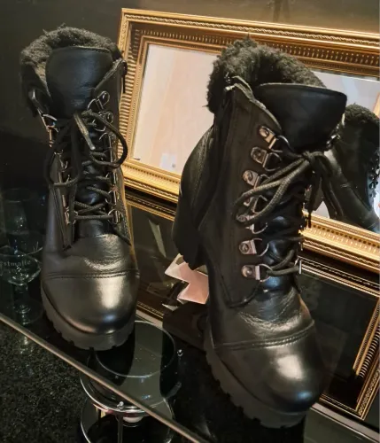 Bota preta estilo coturno couro legítimo tamanho 35 feminina