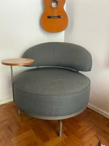 Poltrona Giratória com mesa de apoio