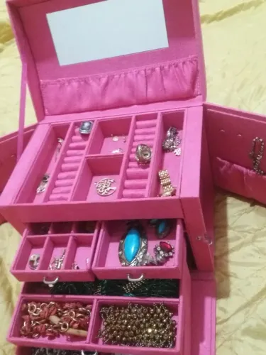 Porta jóias com gavetas e espelho cor rosa