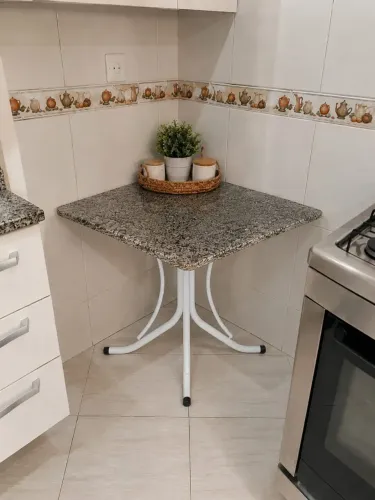 Estou vedendo essa mesa porque eu comprei outra essa está parada