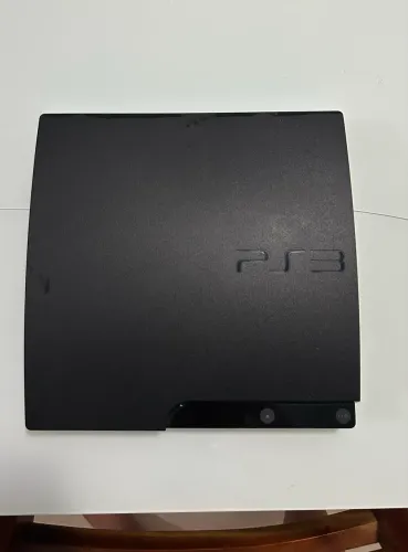 PS3 Slim, com HD de 160 GB, acompanhado mais 3 controles e um cabo HDMI