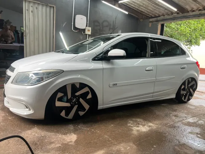 Chevrolet Onix Hatch LS 1.0 8V Flex Power Mec. 4P 2016
