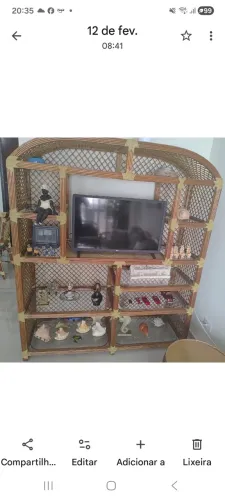 Estante decorativa de vime com vidro em perfeito estado