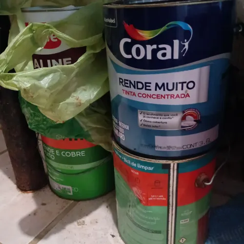 Galão de tinta branco acetinado e branco fosco, valor 90 reais