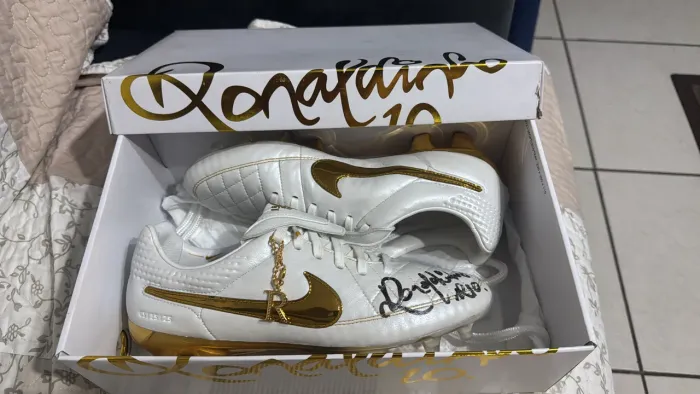 CHUTEIRA AUTOGRAFADA RONALDINHO