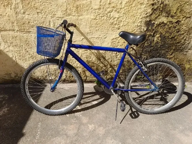 Bicicleta Aro 26 Azul com Cesta e Freios V-Brake para Passeio e Dia a Dia com Pneus 26x1.9