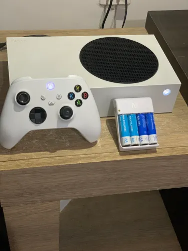 Xbox Series S 512GB - Impecável + Carregador e Pilhas Recarregáveis