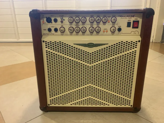 Amplificador Oneal Para Violão E Voz Ocv312x 80 Watts Bivolt Cor Marrom 110V/220V (Bivolt)