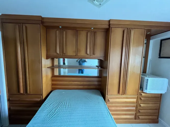 Vendo guarda roupa de madeira embutido com cama