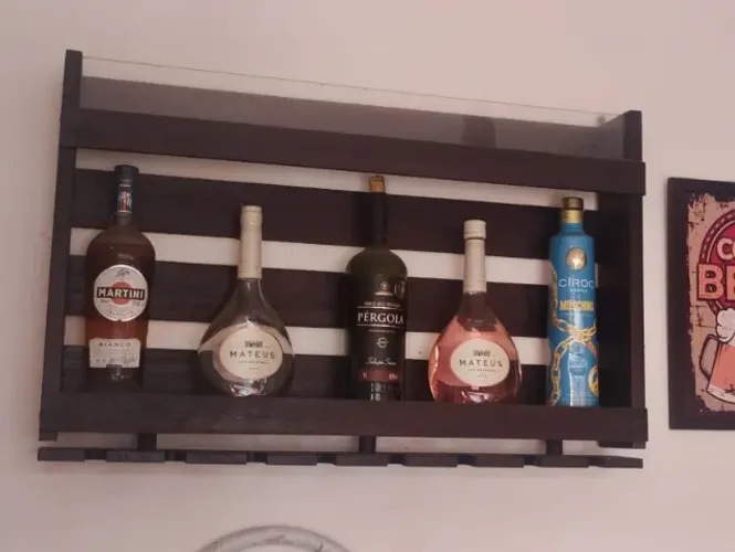 Adega / Bar suspenso em perfeito estado.