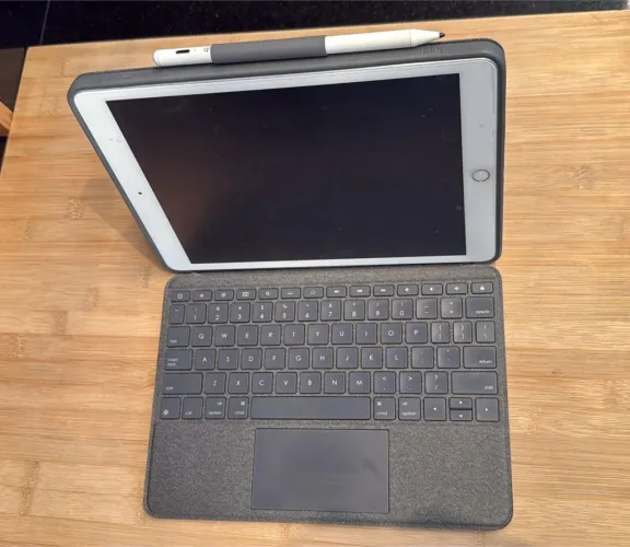 iPad 8ª geração + capa + teclado + caneta + película muito novo 128gb 