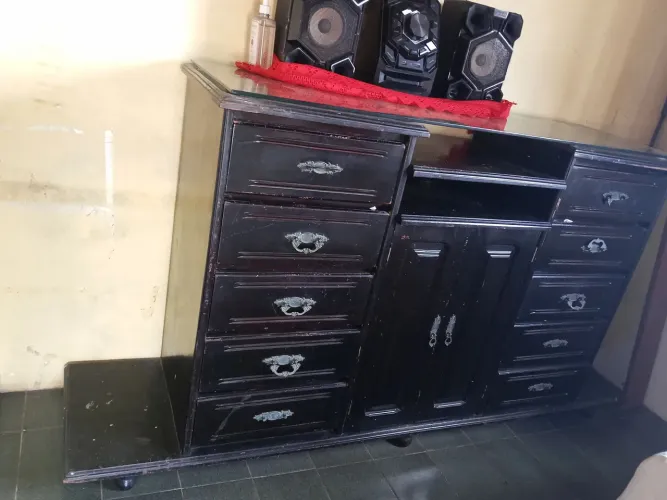 Vende-se essa bela cômoda.