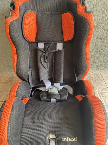 Cadeirinha infantil de segurança 