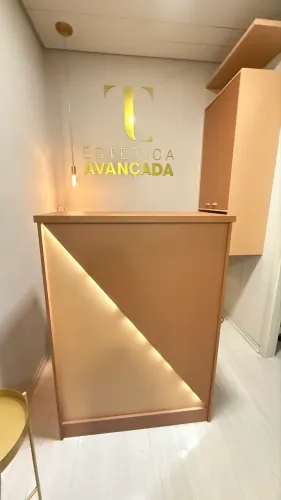 Balcão e armário para recepção de clínica ou salão