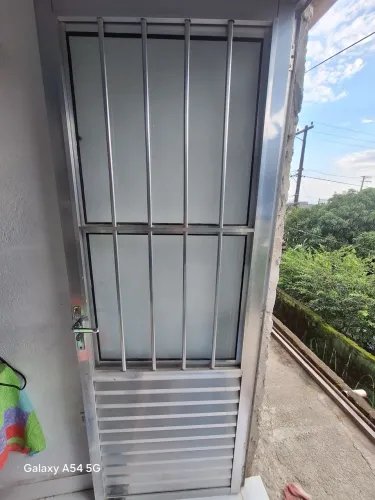 Vendo uma porta de aluminio